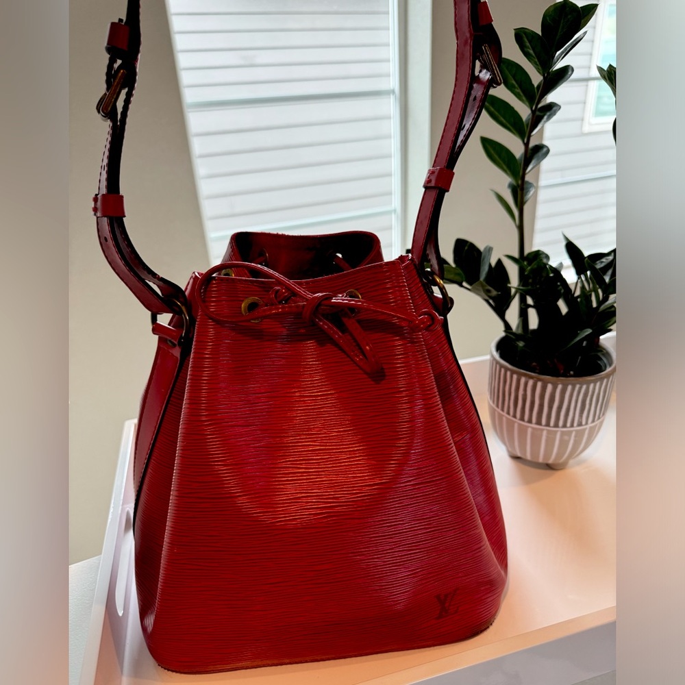 Louis Vuitton Noe Epi Red Bucket Shoulder Bag in Great Condition w/ LV Dust Bag!